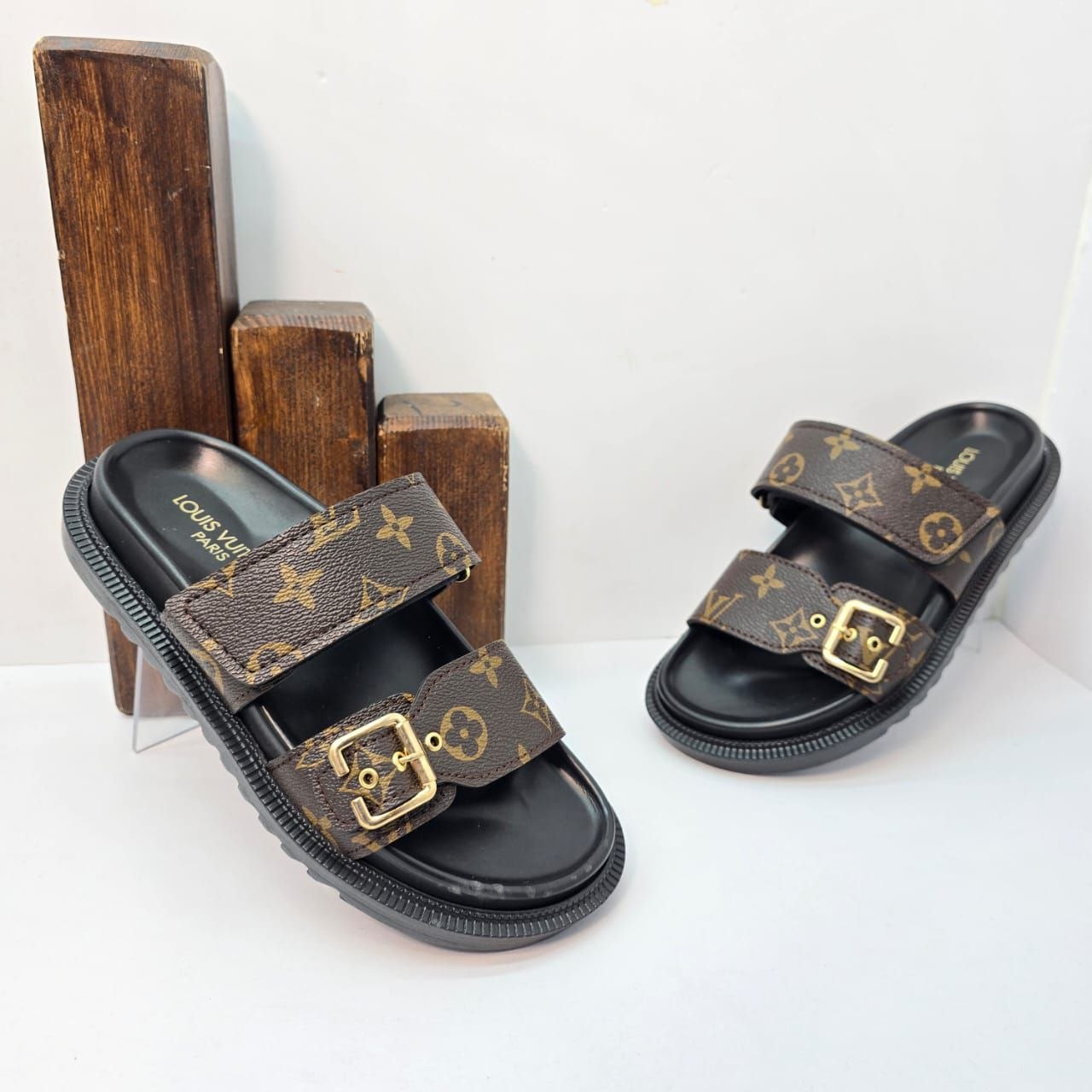 Γυναικείες παντόφλες louis vuitton